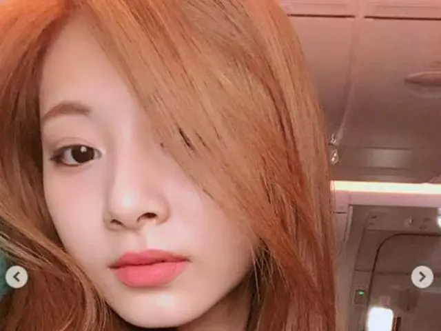 韓国ガールズグループ「TWICE」メンバーのツウィが明るい髪色でイメチェンし、話題を呼んでいる。（写真提供:OSEN）