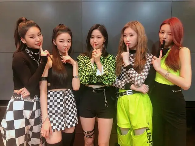 韓国ガールズグループ「ITZY」が、事務所の先輩グループ「TWICE」よりも早い成長ぶりが話題になっている。（写真提供:OSEN）