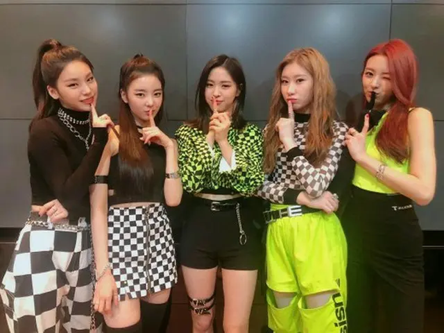 韓国ガールズグループ「ITZY」が、事務所の先輩グループ「TWICE」よりも早い成長ぶりが話題になっている。（写真提供:OSEN）