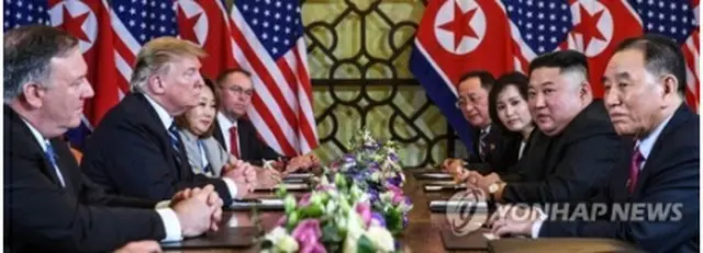 会談2日目、拡大会合で深刻な表情を見せるトランプ米大統領（左手前から2人目）と北朝鮮の金正恩（キム・ジョンウン）国務委員長（朝鮮労働党委員長、右手前から2人目）＝28日、ハノイ（AFP＝聯合ニュース）