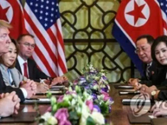 会談2日目、拡大会合で深刻な表情を見せるトランプ米大統領（左手前から2人目）と北朝鮮の金正恩（キム・ジョンウン）国務委員長（朝鮮労働党委員長、右手前から2人目）＝28日、ハノイ（AFP＝聯合ニュース）