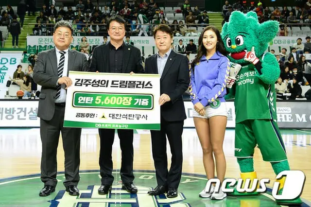 “DBレジェンド”キム・ジュソン、石炭公社と共に練炭5600枚寄贈＝韓国