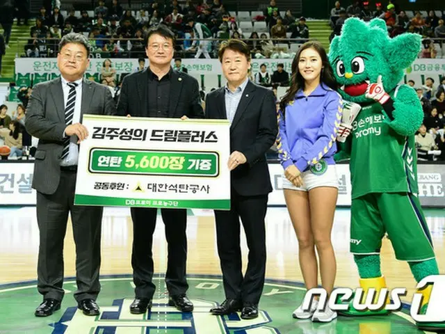 “DBレジェンド”キム・ジュソン、石炭公社と共に練炭5600枚寄贈＝韓国