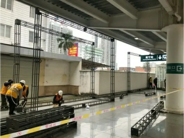 目隠しフェンスの設置工事が進められている中国・南寧駅（短文投稿サイト「微博（ウェイボ）」より）＝（聯合ニュース）