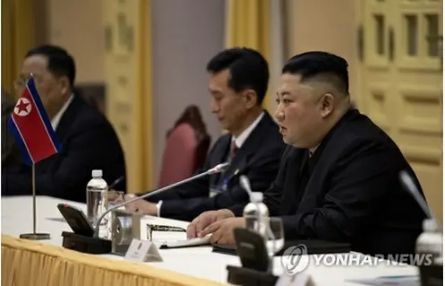 チョン書記長との会談で発言する金委員長（特別取材団）＝１日、ハノイ（聯合ニュース）