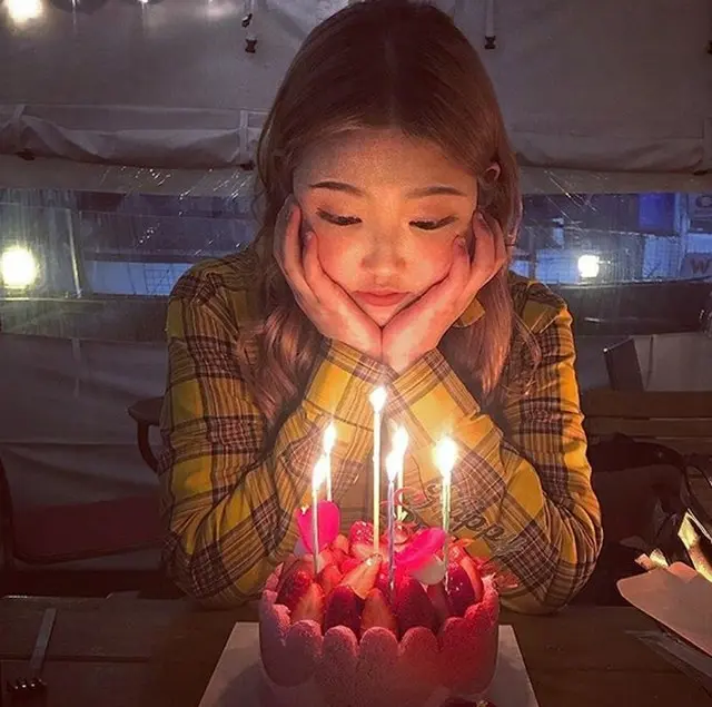 韓国女優の故チェ・ジンシルの娘チェ・ジュニさんが、誕生日パーティーでの写真を公開した。（提供:news1）