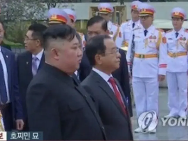 ホー・チ・ミン初代国家主席の墓に献花する金委員長（中央）＝（聯合ニュースＴＶ）