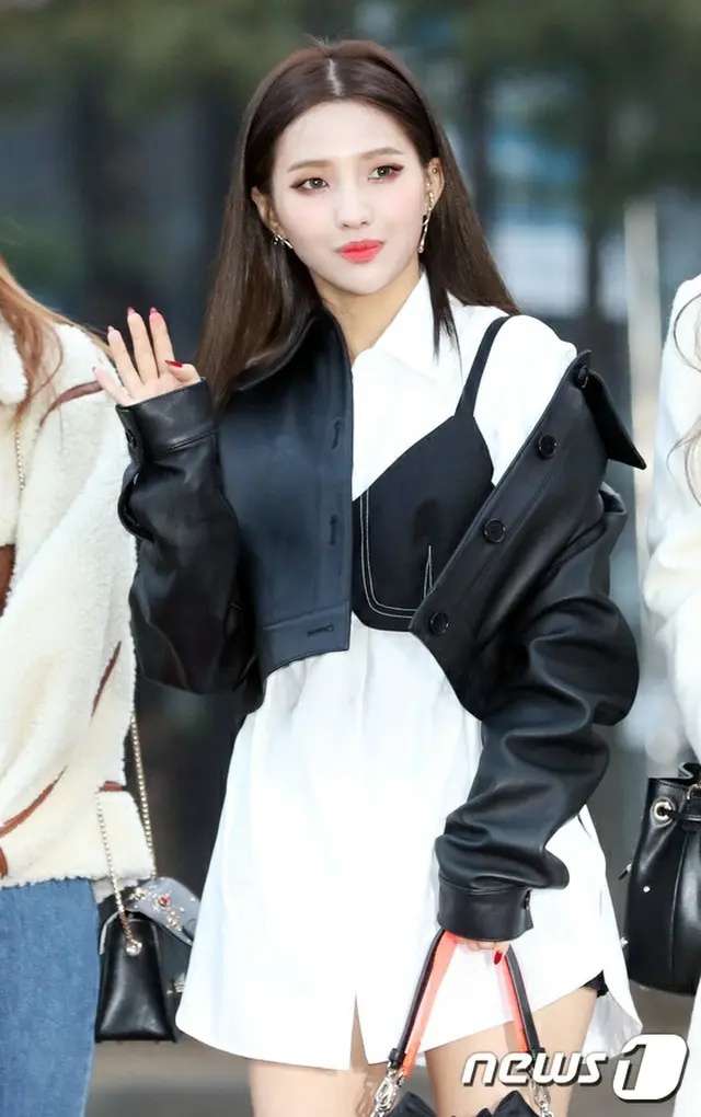 韓国ガールズグループ「(G)I-DLE」メンバーのSOYEON（ソヨン）による違法コピープログラムの使用に関して立場を明らかにした。（提供:news1）