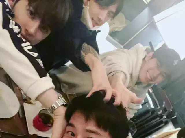 「VIXX」エンがメンバーのラビ、ケン、ホンビン、ヒョギと撮った写真を公開した。（提供:OSEN）