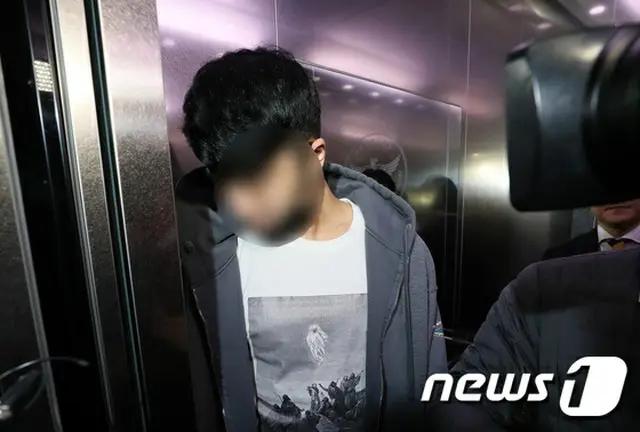 韓国・ソウル市江南区に所在のクラブBurning Sunと警察官の癒着疑惑を捜査中の警察が、共同代表のイ代表が“賄賂伝達担当”と伝えられる男に金品を渡そうとした状況が明らかになった。（提供:news1）