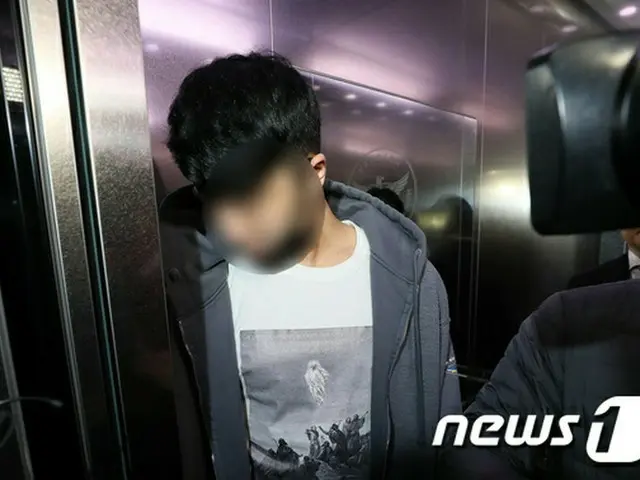 韓国・ソウル市江南区に所在のクラブBurning Sunと警察官の癒着疑惑を捜査中の警察が、共同代表のイ代表が“賄賂伝達担当”と伝えられる男に金品を渡そうとした状況が明らかになった。（提供:news1）