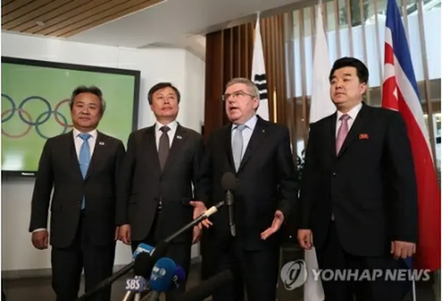 2月15日に会談した（右から）金日国氏、バッハ氏、都鍾煥氏＝（聯合ニュース）