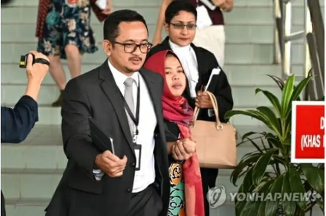 釈放されたアイシャ氏（中央）＝（ＡＦＰ＝聯合ニュース）