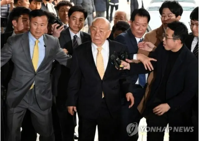 光州地裁に到着した全氏＝１１日、光州（聯合ニュース）
