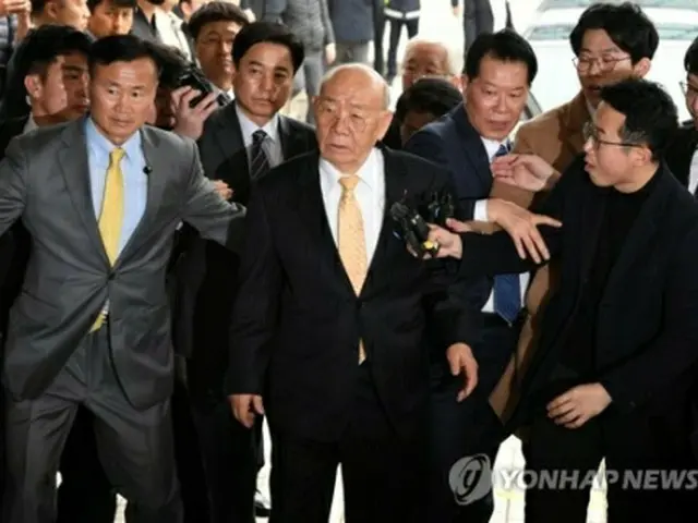 光州地裁に到着した全氏＝１１日、光州（聯合ニュース）