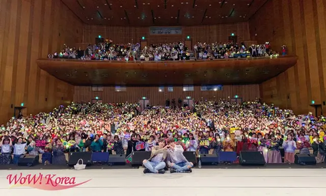 ファンと共に記念撮影をした「B1A4」サンドゥル＆ゴンチャン