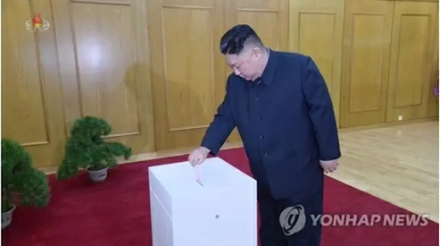 代議員選挙で投票する金委員長＝（朝鮮中央テレビ＝聯合ニュース）