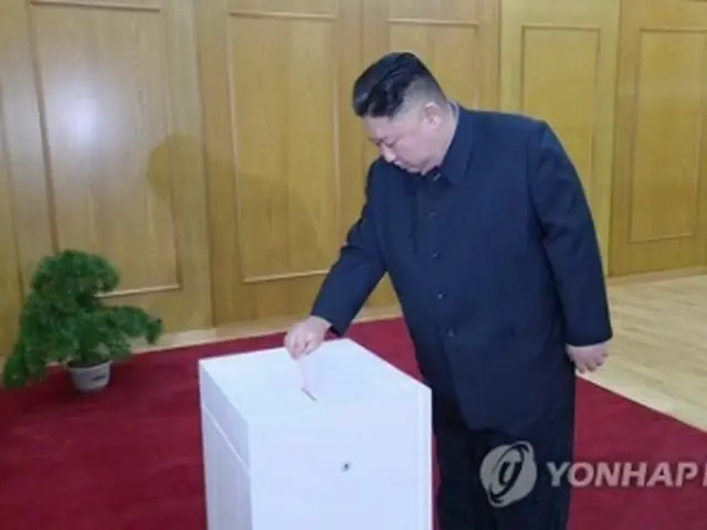 代議員選挙で投票する金委員長＝（朝鮮中央テレビ＝聯合ニュース）