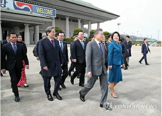 文大統領は10日、ブルネイ、マレーシア、カンボジアを歴訪するため専用機で京畿道・城南のソウル空港（軍用空港）を出発した。16日に帰国する＝（聯合ニュース）