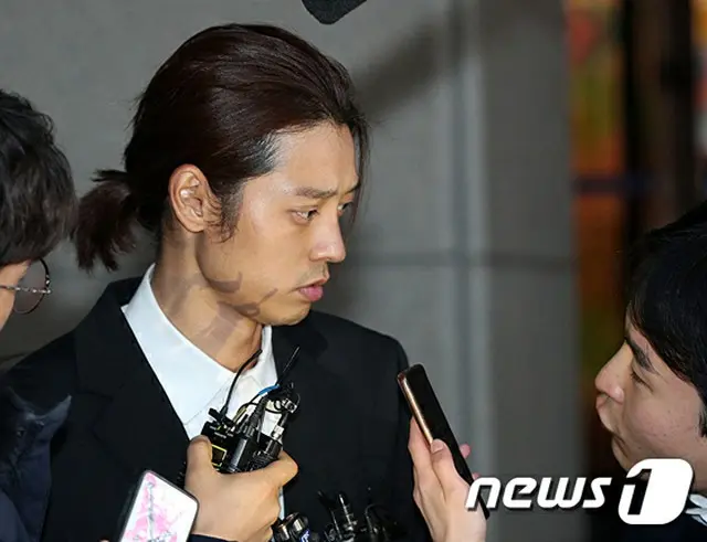韓国警察が、女性との性行為を同意なく撮影して流布した容疑の歌手チョン・ジュンヨン（30）とソウル・江南（カンナム）のクラブARENAの元スタッフのキム氏の自宅を家宅捜索した。（提供:news1）
