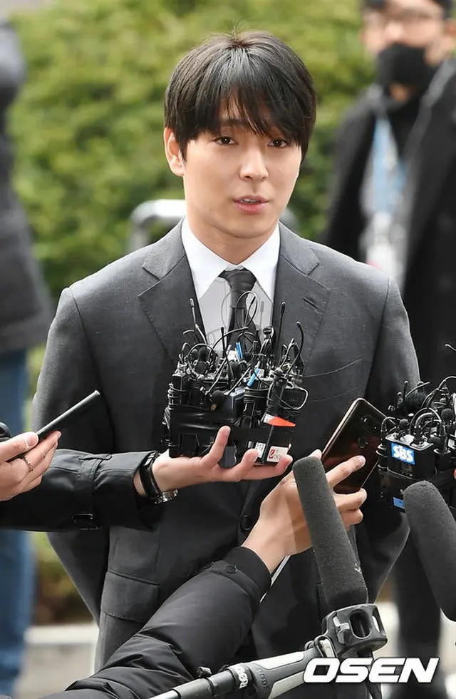 「FTISLAND」出身のチェ・ジョンフンが21時間にわたる警察の調査後、帰宅した。（提供:OSEN）