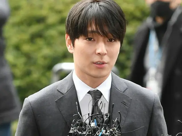 「FTISLAND」出身のチェ・ジョンフンが21時間にわたる警察の調査後、帰宅した。（提供:OSEN）