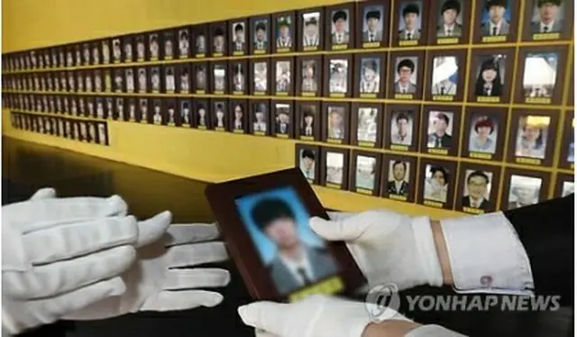 テント内の写真を別の場所に保管するため、取り外す作業が17日に行われた＝17日、ソウル（聯合ニュース）