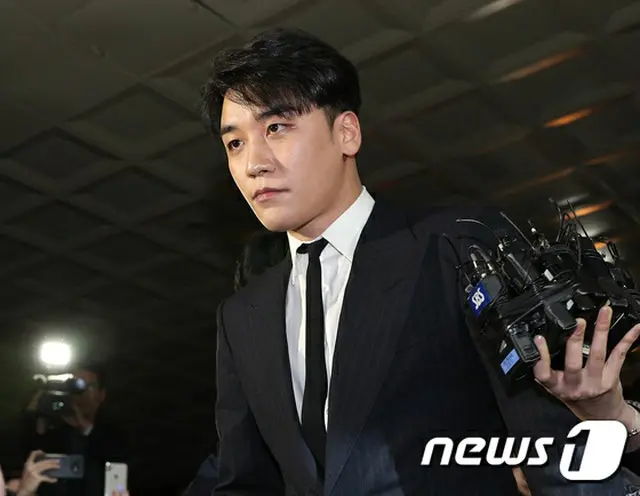 韓国歌手V.I（元BIGBANG、28）が入隊前に警察の取り調べを受けるため、現役兵入隊延期願を提出したが、書類不備で兵務庁から補完するよう要請された。（提供:news1）