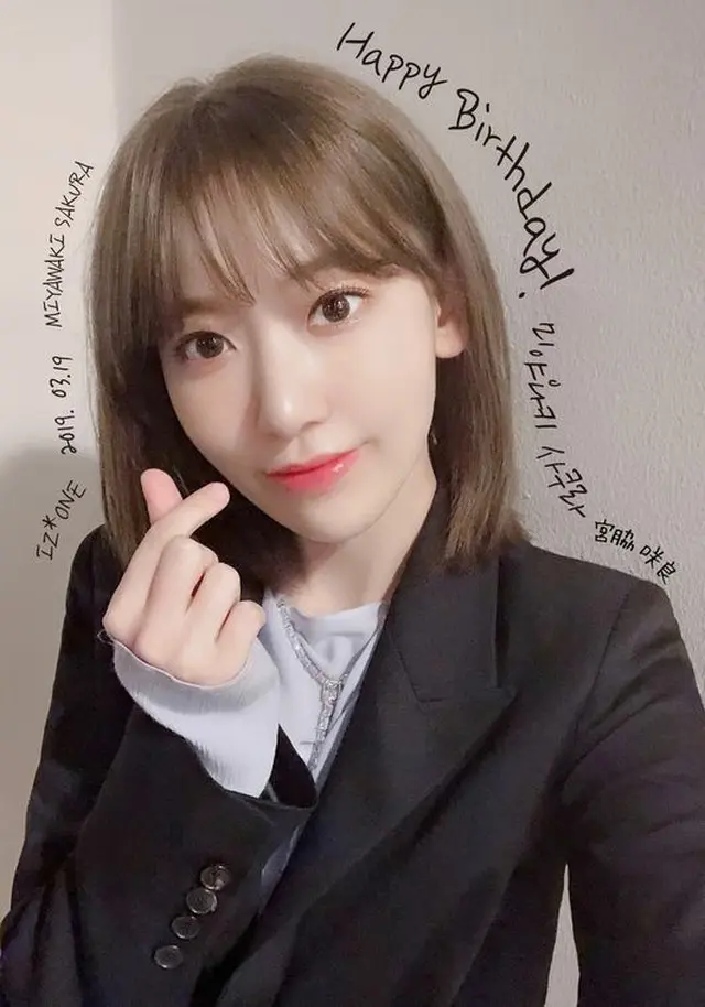 「IZ*ONE」宮脇咲良、21歳の誕生日に“指ハート”…清純美貌で日韓ファンを魅了（提供:OSEN）