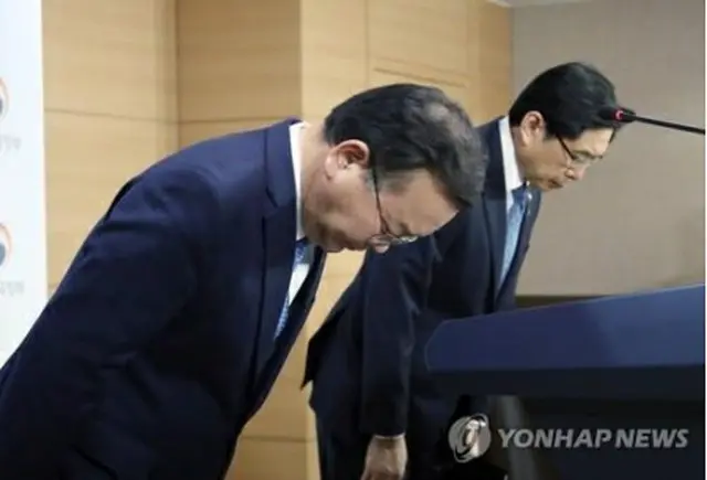 謝罪する金長官（左）と朴長官＝１９日、ソウル（聯合ニュース）