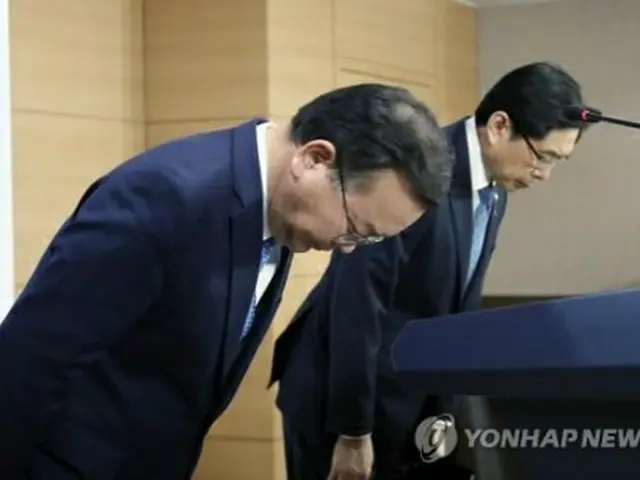 謝罪する金長官（左）と朴長官＝１９日、ソウル（聯合ニュース）