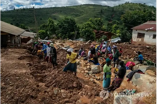 サイクロンの被害を受けたジンバブエ・チマニマニの被災者＝１９日、チマニマニ（ＡＦＰ＝聯合ニュース）