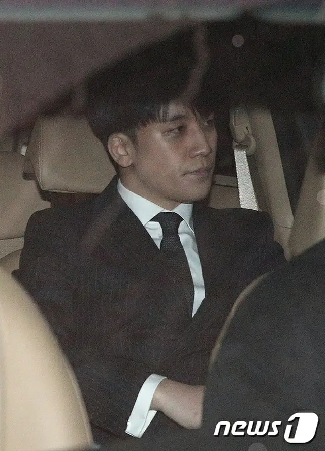 韓国歌手V.I（元BIGBANG、本名:イ・スンヒョン）とユリホールディングス代表ユ某氏（34）がクラブバー「MONKEY MUSEUM」の違法運営に対して追加で警察の取り調べを受けて帰宅した。