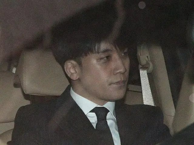 韓国歌手V.I（元BIGBANG、本名:イ・スンヒョン）とユリホールディングス代表ユ某氏（34）がクラブバー「MONKEY MUSEUM」の違法運営に対して追加で警察の取り調べを受けて帰宅した。