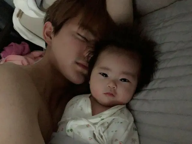 韓国女優ハム・ソウォンが夫ジンファ、愛娘ヘジョンちゃんと一緒の日常を公開した。(提供:news1)