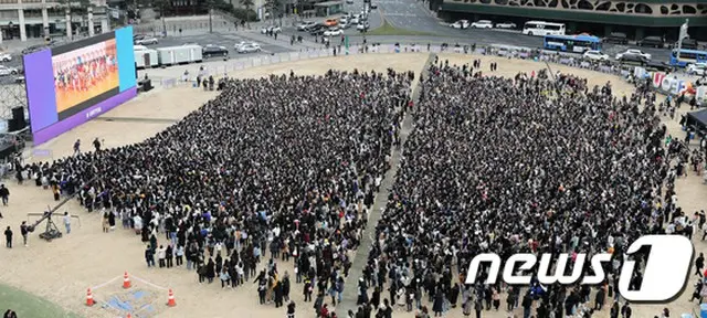 韓国ボーイズグループ「防弾少年団」が、再び世界中のファンと共に“ARMYPEDIA”グローバルイベントをおこなった。（写真提供:news1/写真は10日にソウル広場で開催された「RUN ARMY in ACTION」の様子。）