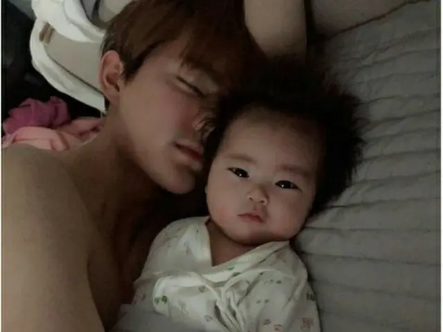 韓国女優ハム・ソウォンが、夫ジンファのイクメン姿を公開し、親子の可愛い寝顔が話題を呼んでいる。(写真提供:OSEN)