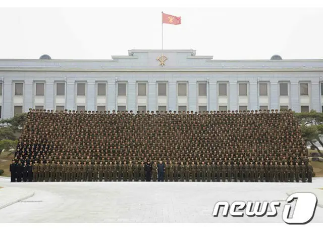 北朝鮮・金正恩氏、軍部行事の参加者らと記念撮影「軍心つかむ」