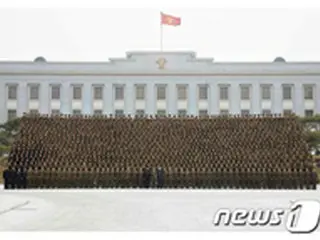 北朝鮮・金正恩氏、軍部行事の参加者らと記念撮影「軍心つかむ」