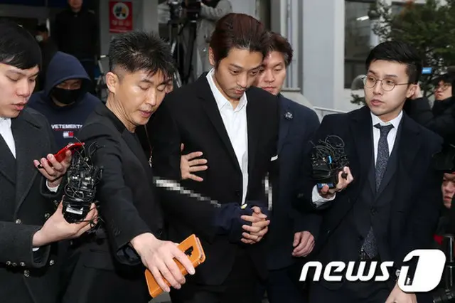 “違法撮影物13件”チョン・ジュンヨン、今朝検察送致…無言のまま護送車に