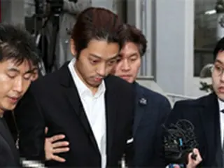 “違法撮影物13件”チョン・ジュンヨン、今朝検察送致…無言のまま護送車に