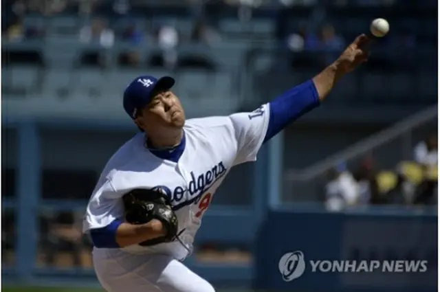 開幕戦で勝利投手となった柳賢振＝28日、ロサンゼルス（AP＝聯合ニュース）