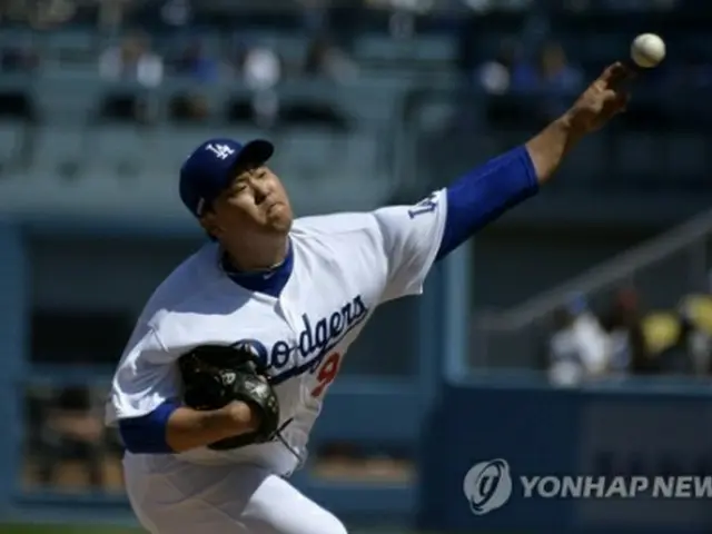 開幕戦で勝利投手となった柳賢振＝28日、ロサンゼルス（AP＝聯合ニュース）