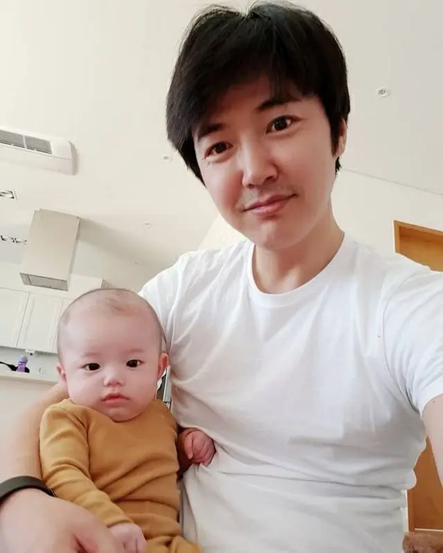 俳優ユン・サンヒョン、そっくりな息子との写真を公開（提供:OSEN）