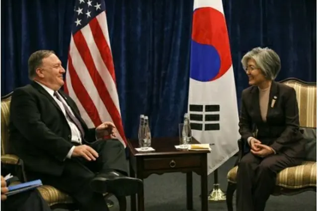 ２月１４日、ポーランドで会談する康氏（右）とポンペオ氏（外交部提供）＝（聯合ニュース）