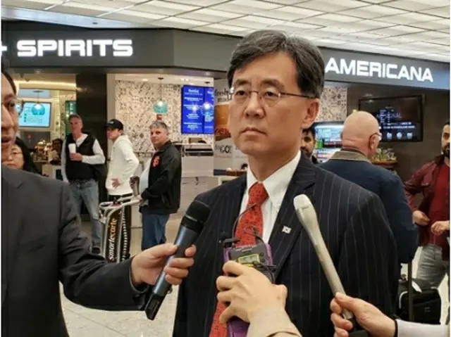 ダレス空港で記者団の質問に答える金氏＝３０日、ワシントン（聯合ニュース）
