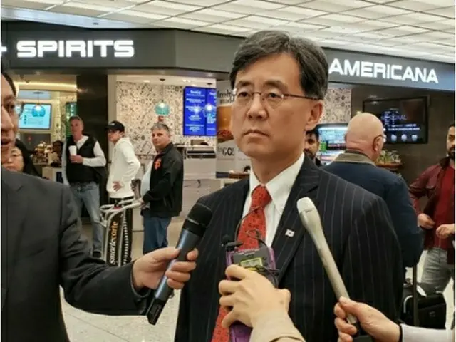 ダレス空港で記者団の質問に答える金氏＝３０日、ワシントン（聯合ニュース）