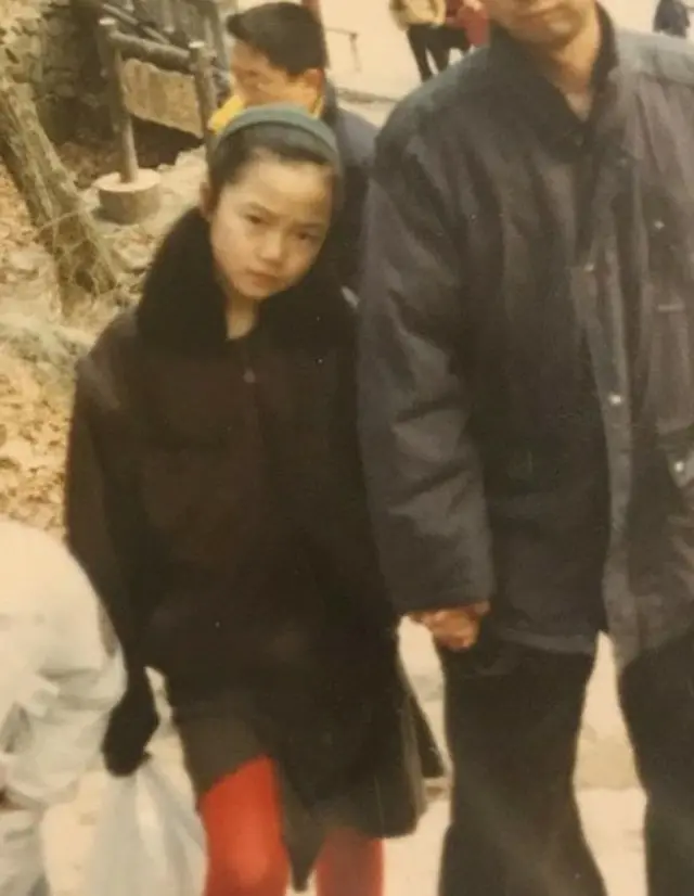 韓国女優ペ・ドゥナが公開した幼少時代の写真が話題を呼んでいる。（写真提供:OSEN）
