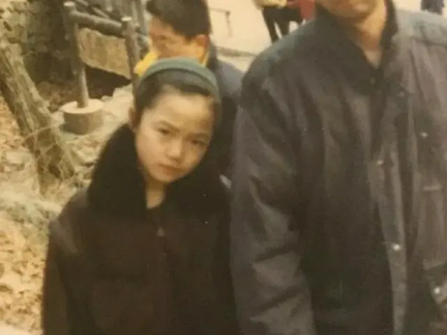 韓国女優ペ・ドゥナが公開した幼少時代の写真が話題を呼んでいる。（写真提供:OSEN）