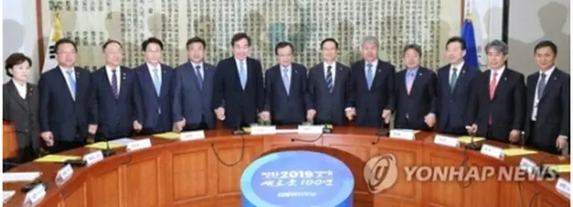 協議した与党関係者や政府高官ら＝２日、ソウル（聯合ニュース）